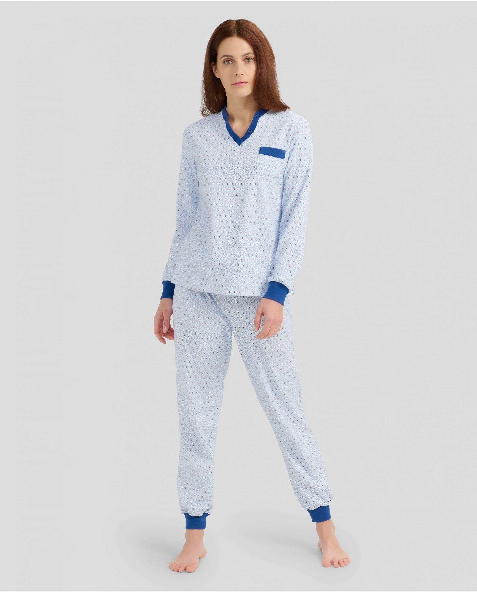 Woman with long winter pyjamas with cuffs and light blue oval print