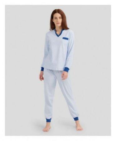 Woman with long winter pyjamas with cuffs and light blue oval print