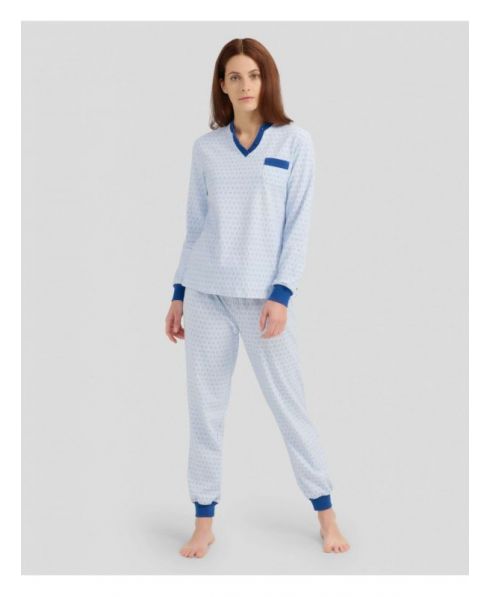 Woman with long winter pyjamas with cuffs and light blue oval print