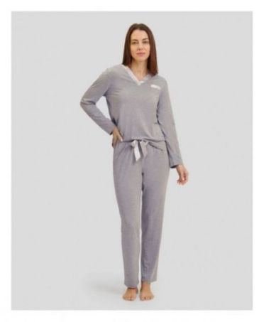 Mujer con pijama de invierno modal gris liso cuello pico a contraste en raso