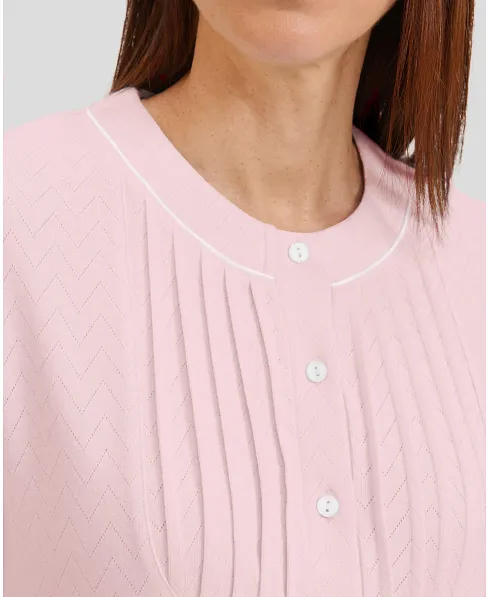 Detalle de cuello con lorzas abotonado en camisón de invierno rosa de manga larga