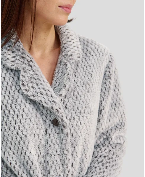 Detalle cuello solapa de bata trenza gris abotonada para mujer