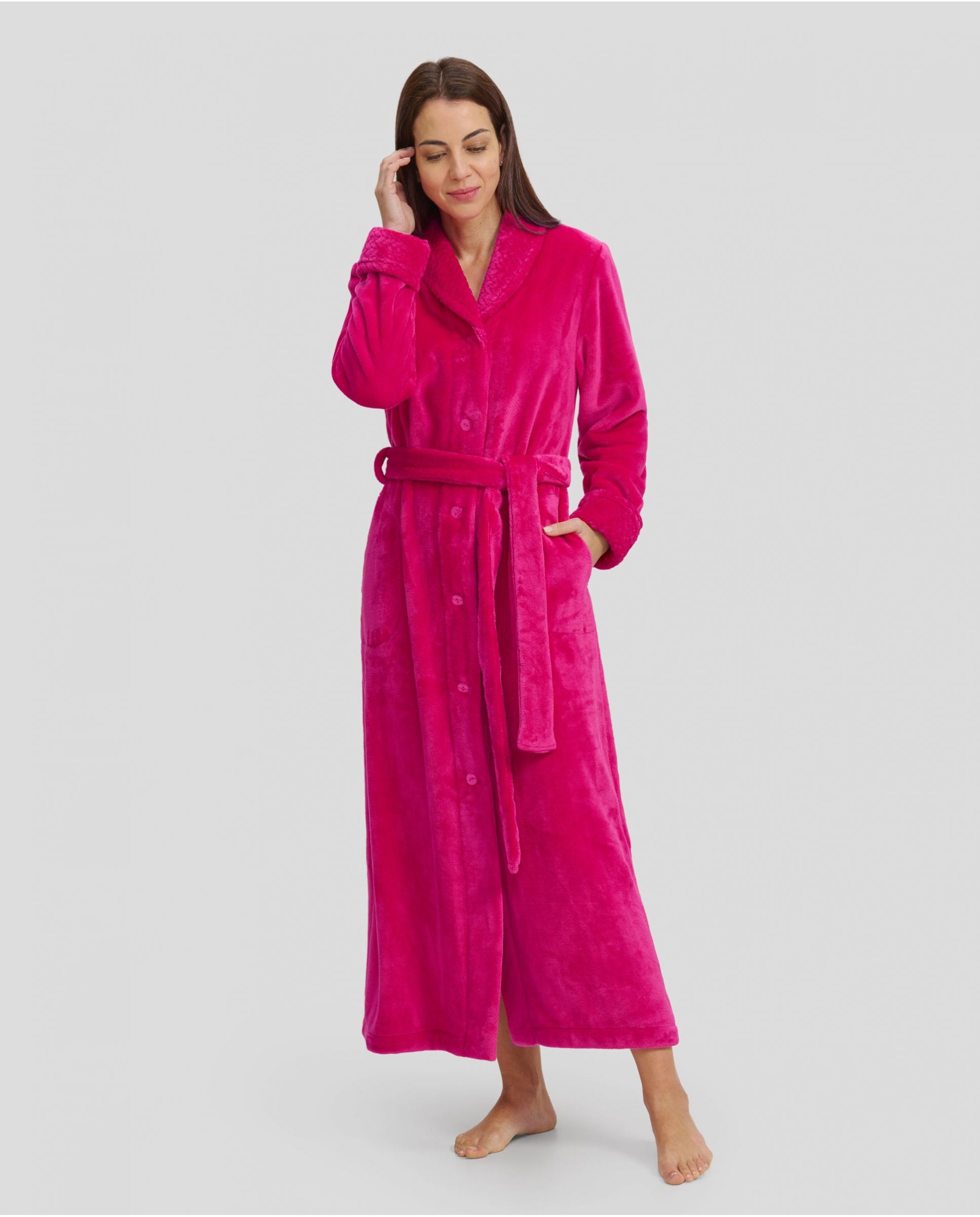 Woman in a long flannel coat crossed with fuchsia-coloured belt and cuffs