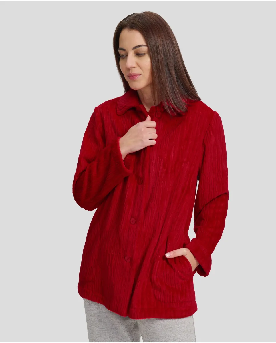 Mujer con bata de invierno corta abierta en jacquard rojo con bolsillos