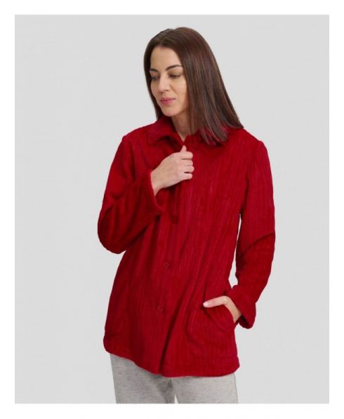 Mujer con bata de invierno corta abierta en jacquard rojo con bolsillos