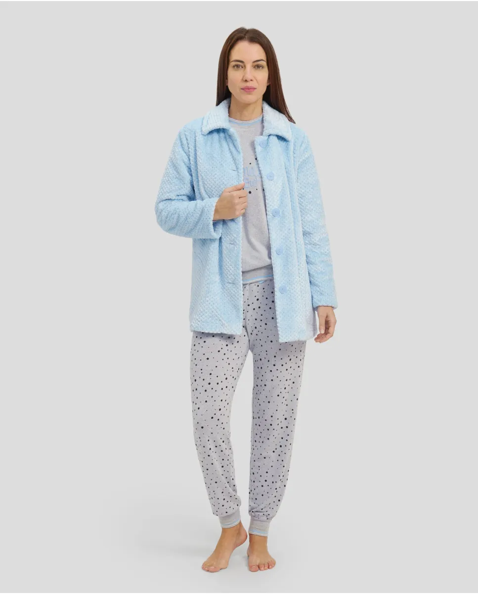 Mujer con conjunto tres piezas de invierno chaqueta abotonada jacquard y pijama largo con puños