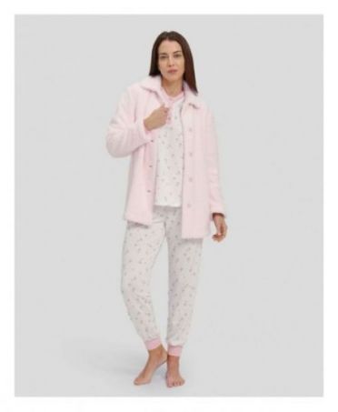 Mujer con conjunto de pijama de invierno de corazones rosas y bata borreguillo celeste abotonada