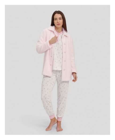 Mujer con conjunto de pijama de invierno de corazones rosas y bata borreguillo celeste abotonada