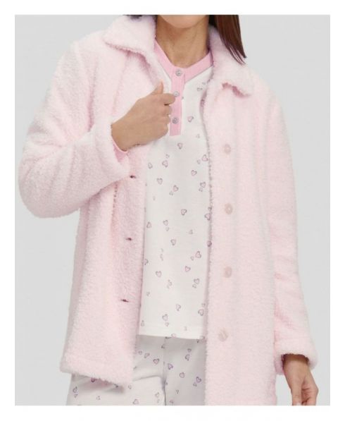 Vista detalle de pijama rosa con corazones y bata abotonada de borreguillo a juego