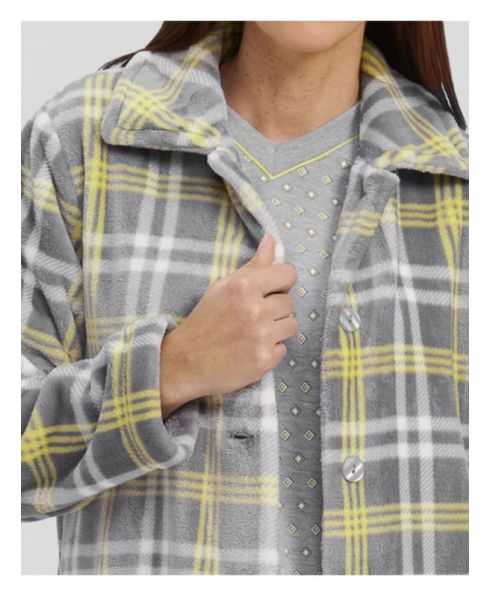 Detail view of short open flanell plaid dressing gown and grey pyjamas with v-neck collar