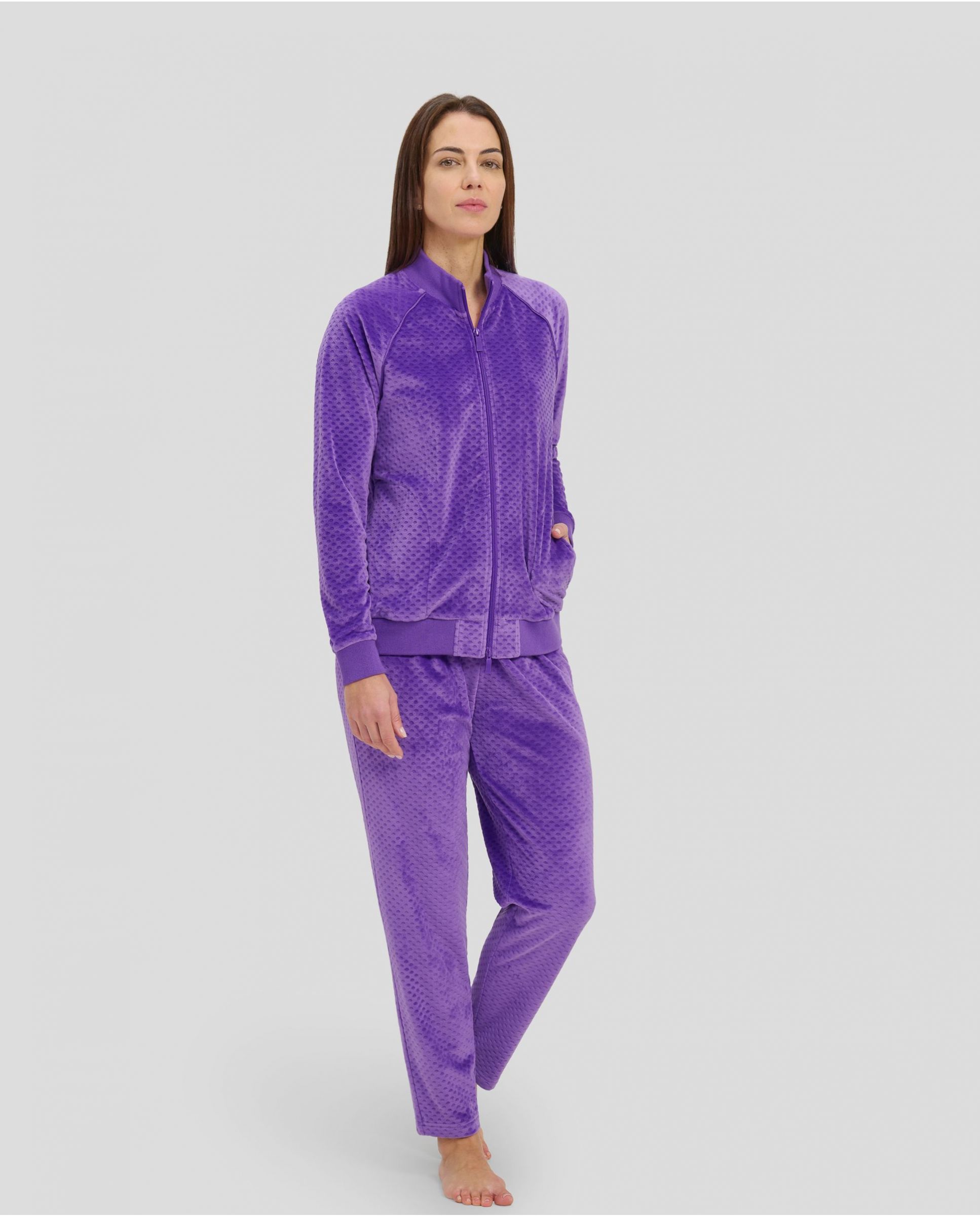 Mujer con chandal de invierno de terciopelo jacquard morado con cremallera y bolsillos