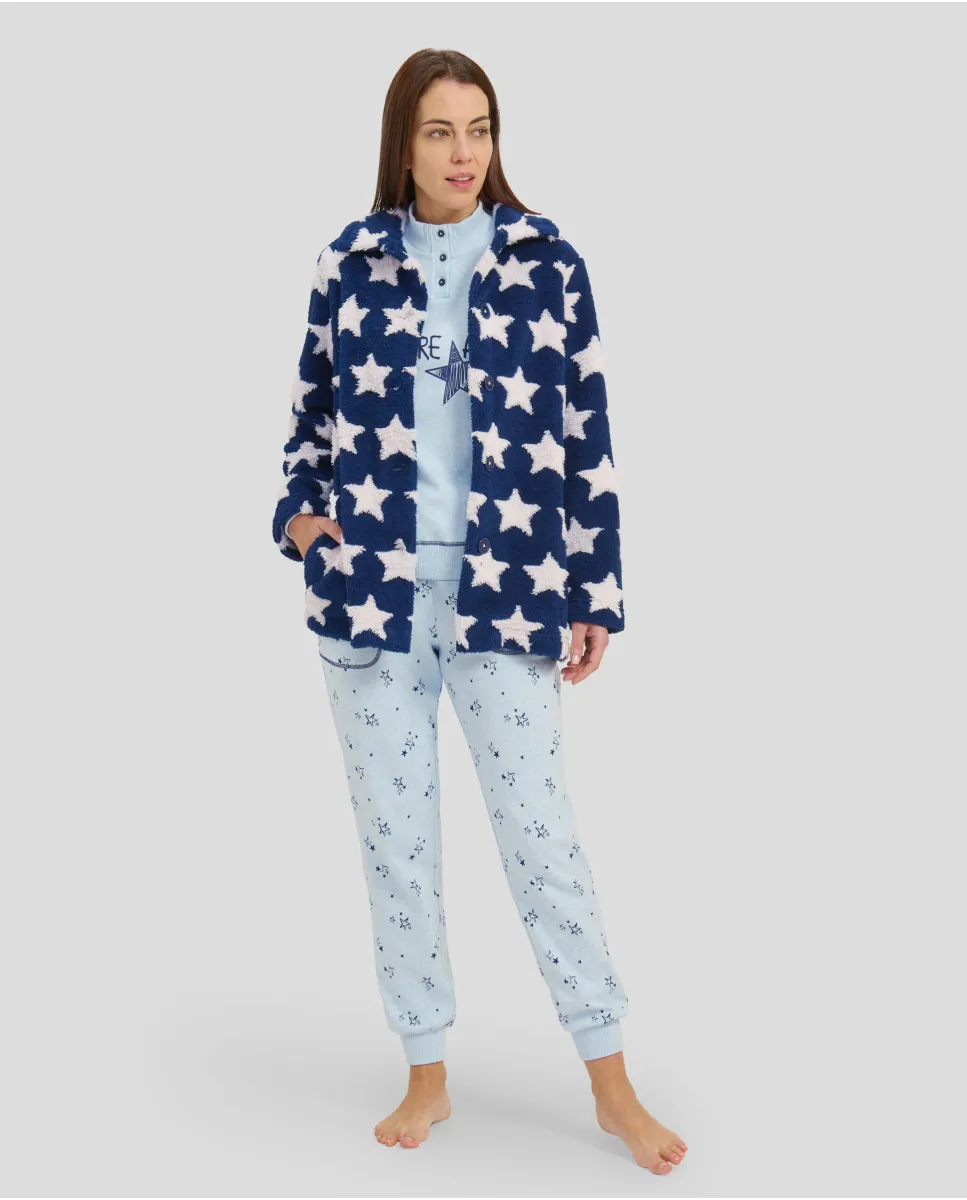 Mujer con conjunto de pijama de invierno y bata corta en tonos azules y estrellas