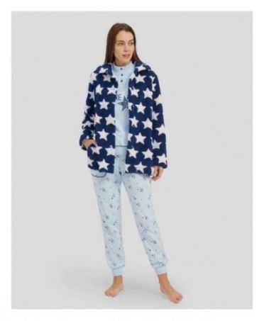 Mujer con conjunto de pijama de invierno y bata corta en tonos azules y estrellas