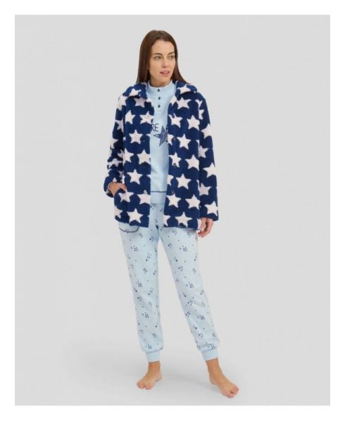 Mujer con conjunto de pijama de invierno y bata corta en tonos azules y estrellas