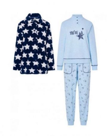 Conjunto de invierno para mujer con pijama largo celeste de estrellas y bata corta marino con estrellas y botones