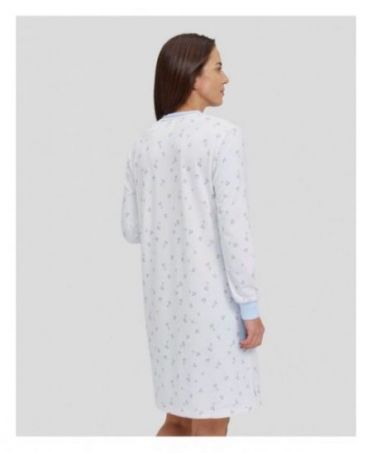 Woman with long-sleeved nightdress and light blue cuffs with heart print