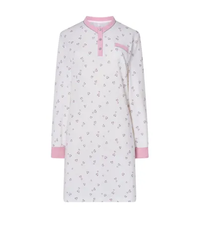 Mujer con camisón de invierno manga larga cuello abotonado estampado corazoncitos rosas