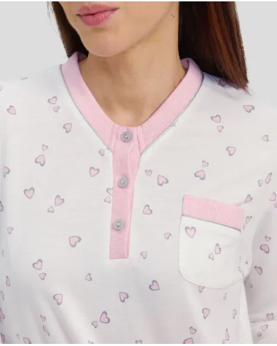 Mujer con camisón de invierno manga larga cuello abotonado estampado corazoncitos rosas