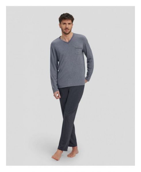 Hombre con pijama largo modal gris cuello pico