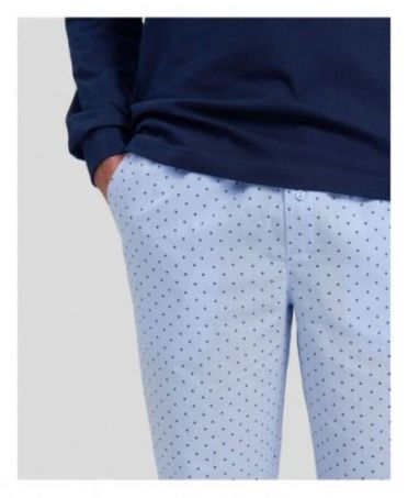 Detalle de pantalón azul de pijama largo para hombre azul con topos y bolsillos laterales