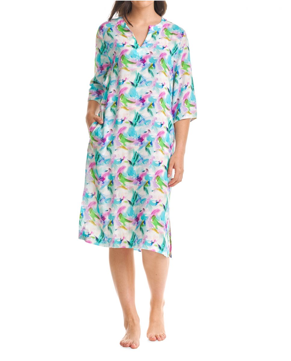 Short beach dress with short sleeves. V-neck and colourful floral print.