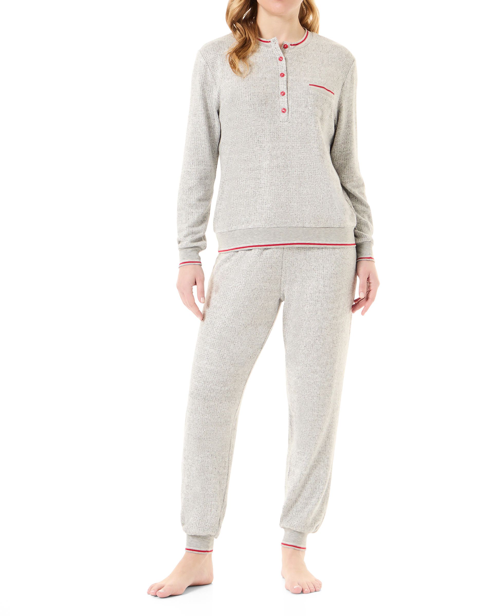 Women's long winter pyjamas with long-sleeved plain jacket, round neck with buttons, plain long trousers with cuffs.