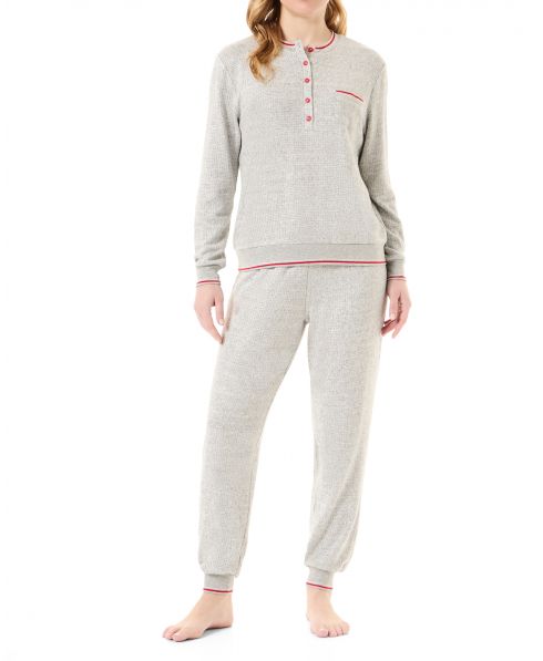 Women's long winter pyjamas with long-sleeved plain jacket, round neck with buttons, plain long trousers with cuffs.