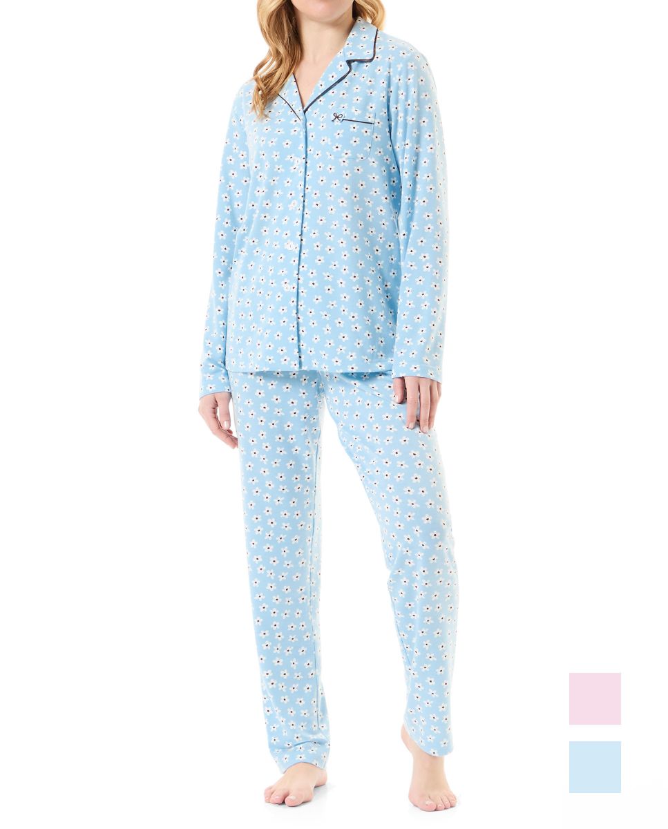 Woman with long winter pyjamas, open long-sleeved jacket and light blue daisy print