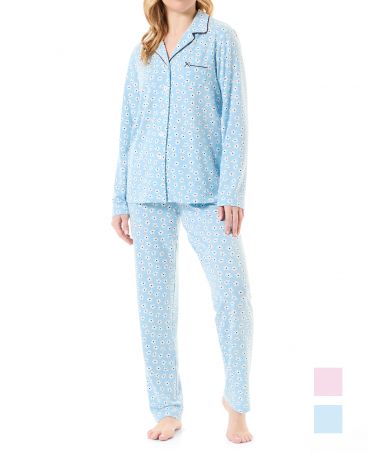 Woman with long winter pyjamas, open long-sleeved jacket and light blue daisy print