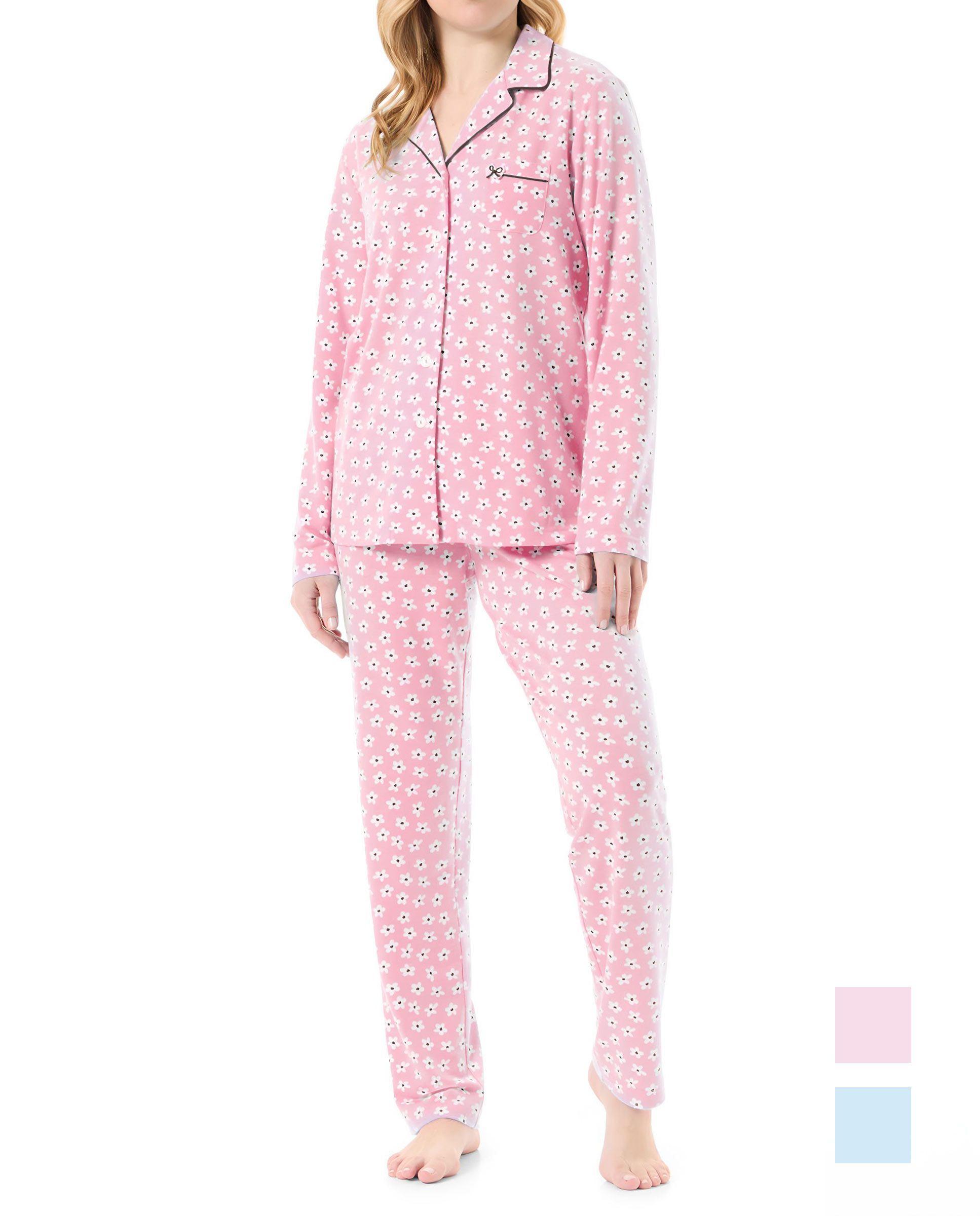 Woman with long winter pyjamas, open long-sleeved jacket and pink daisy print