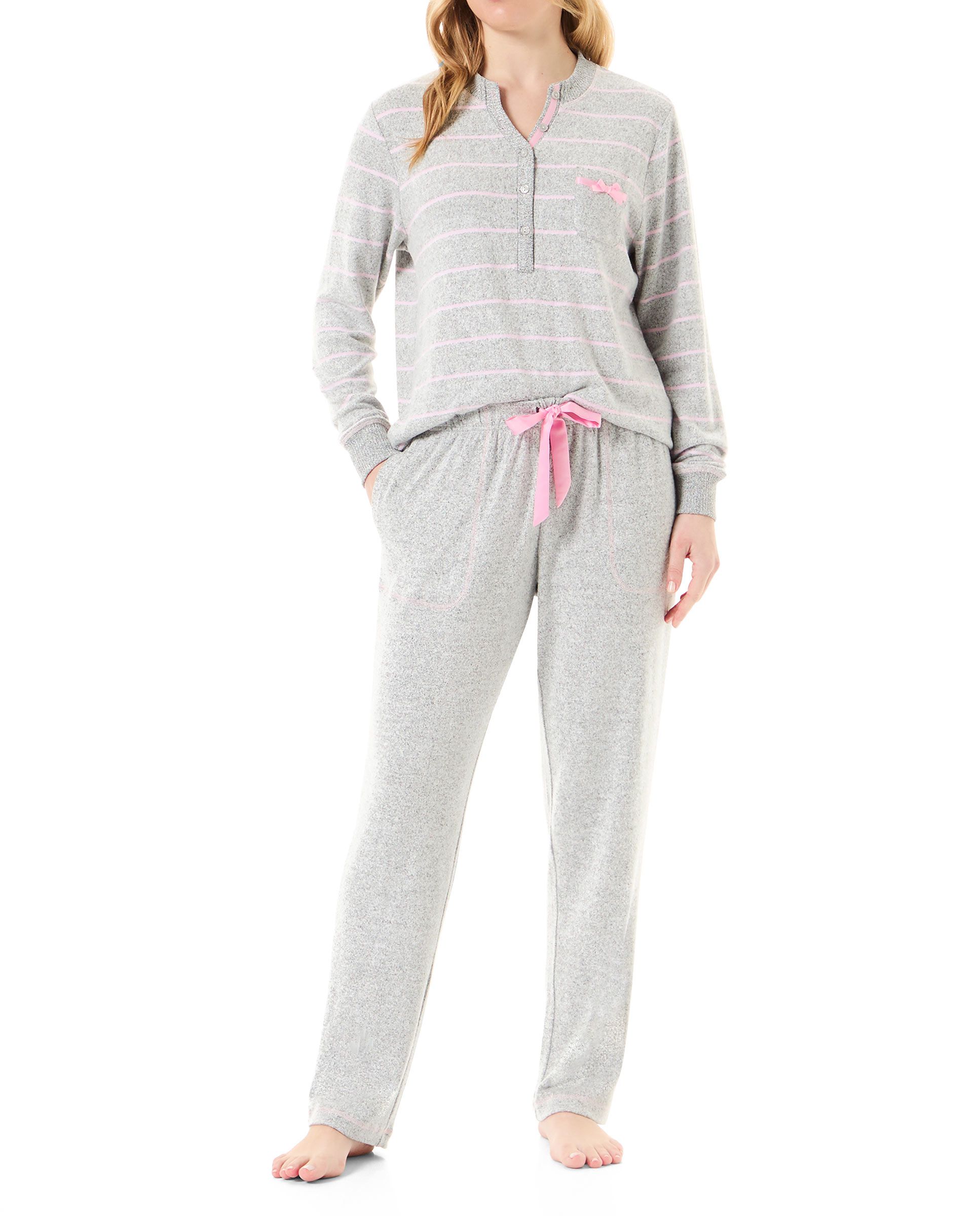 Woman with long-sleeved pink winter pyjamas vigore striped long sleeves