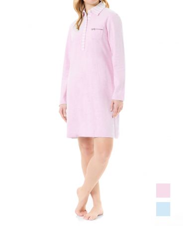 Woman with long pink nightdress vigore stripes