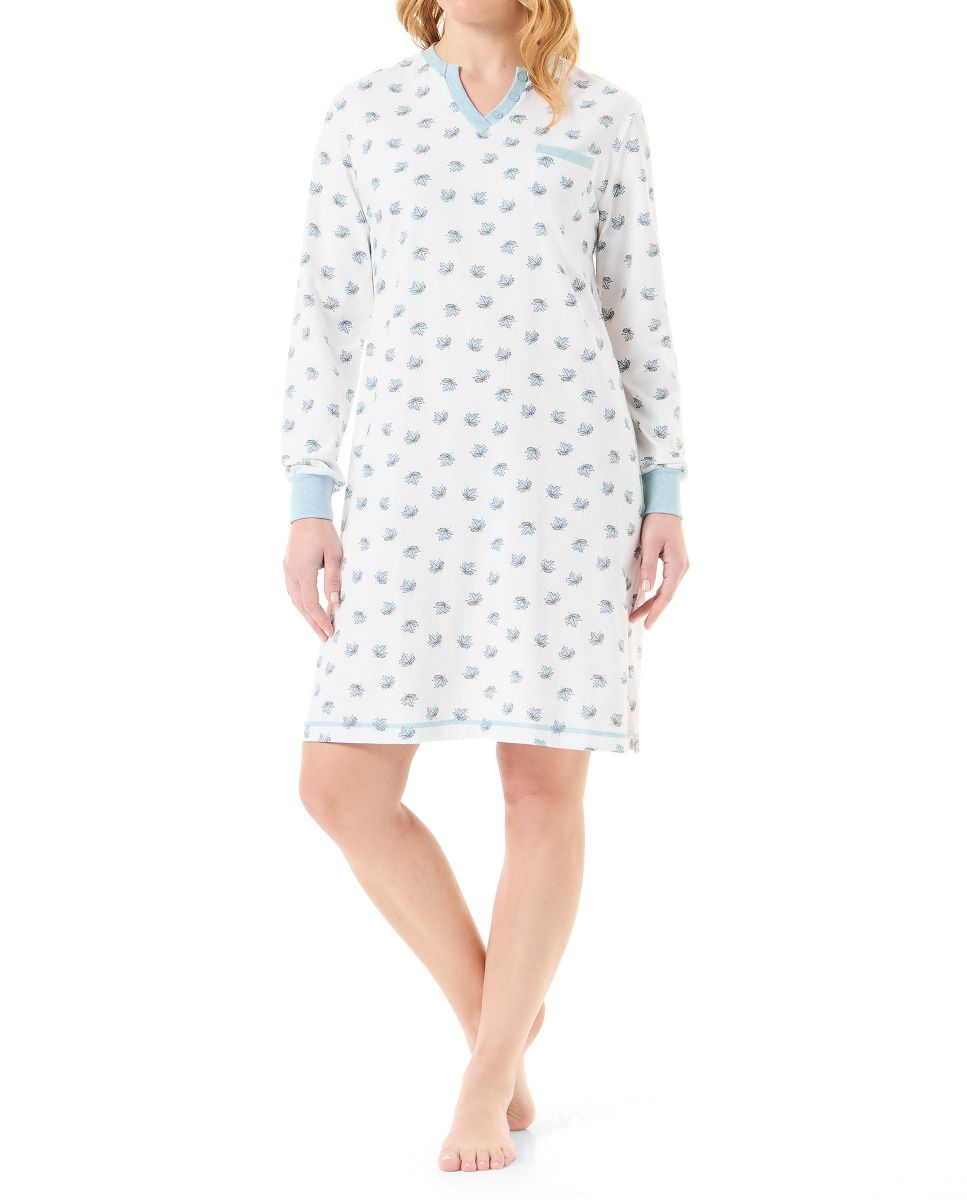 Woman with leaf-printed winter nightgown with long sleeves and cuffs