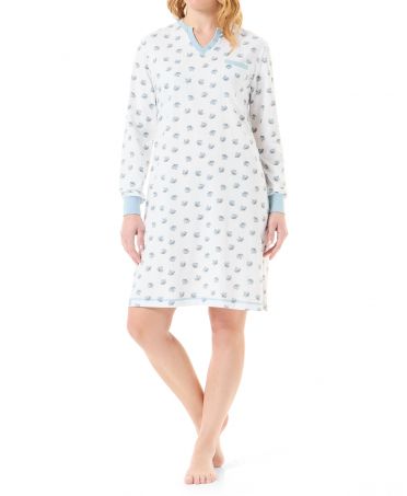 Woman with leaf-printed winter nightgown with long sleeves and cuffs