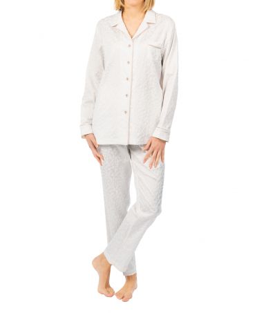 Mujer con pijama largo abierto raso jacquard