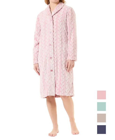 Mujer con preciosa bata larga jacquard rosa trenzado con bolsillos laterales