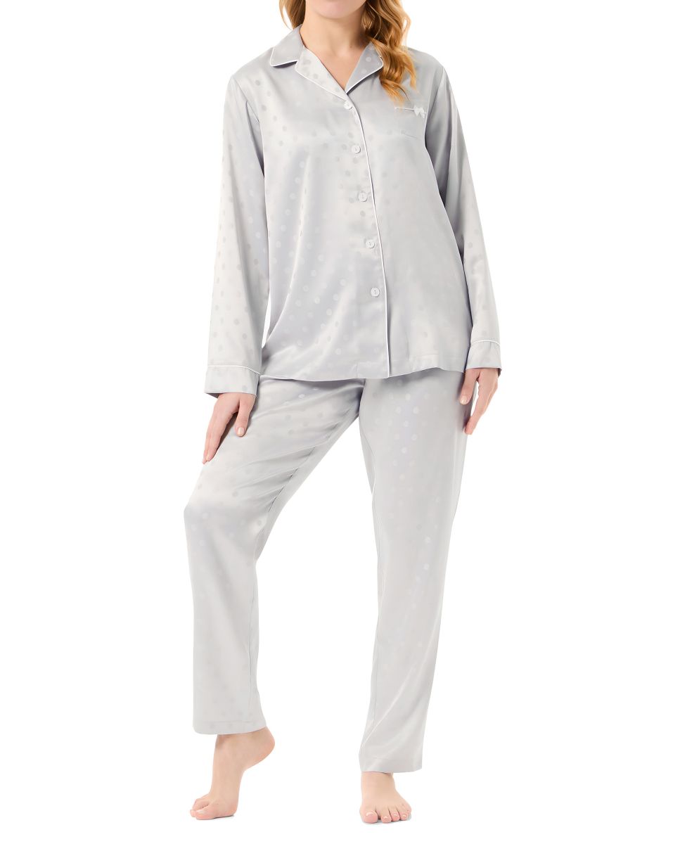 Mujer con pijama largo abierto de raso jacquard