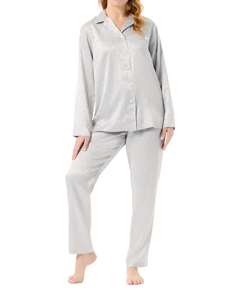 Mujer con pijama largo abierto de raso jacquard