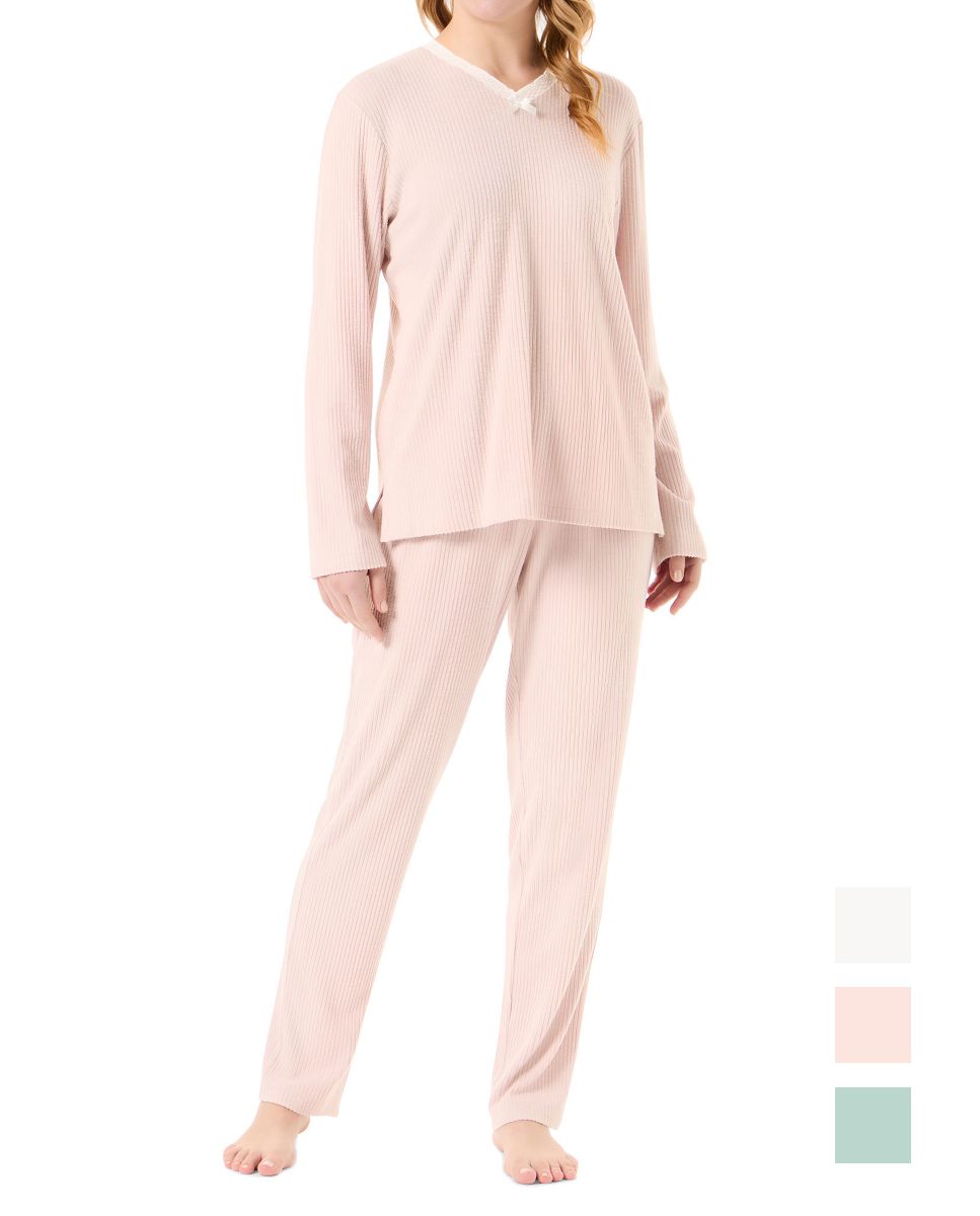 Mujer con pijama lencero de manga larga color rosa palo con detalle de puntilla