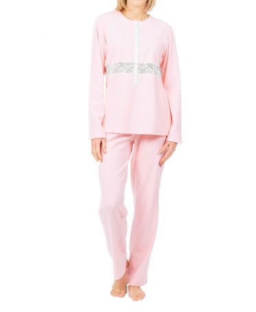 Mujer con pijama lencero rosa largo con puntillas