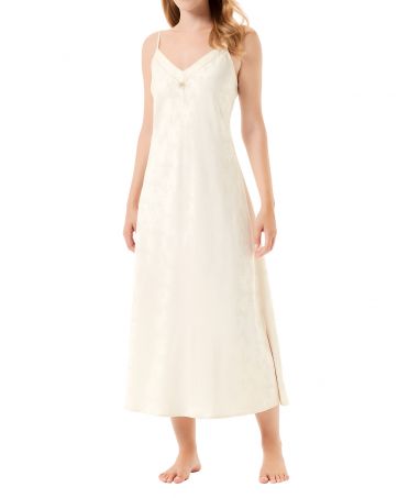 Woman wearing a sensual long strapless nightdress in champagne-coloured jacquard with a V-neckline.