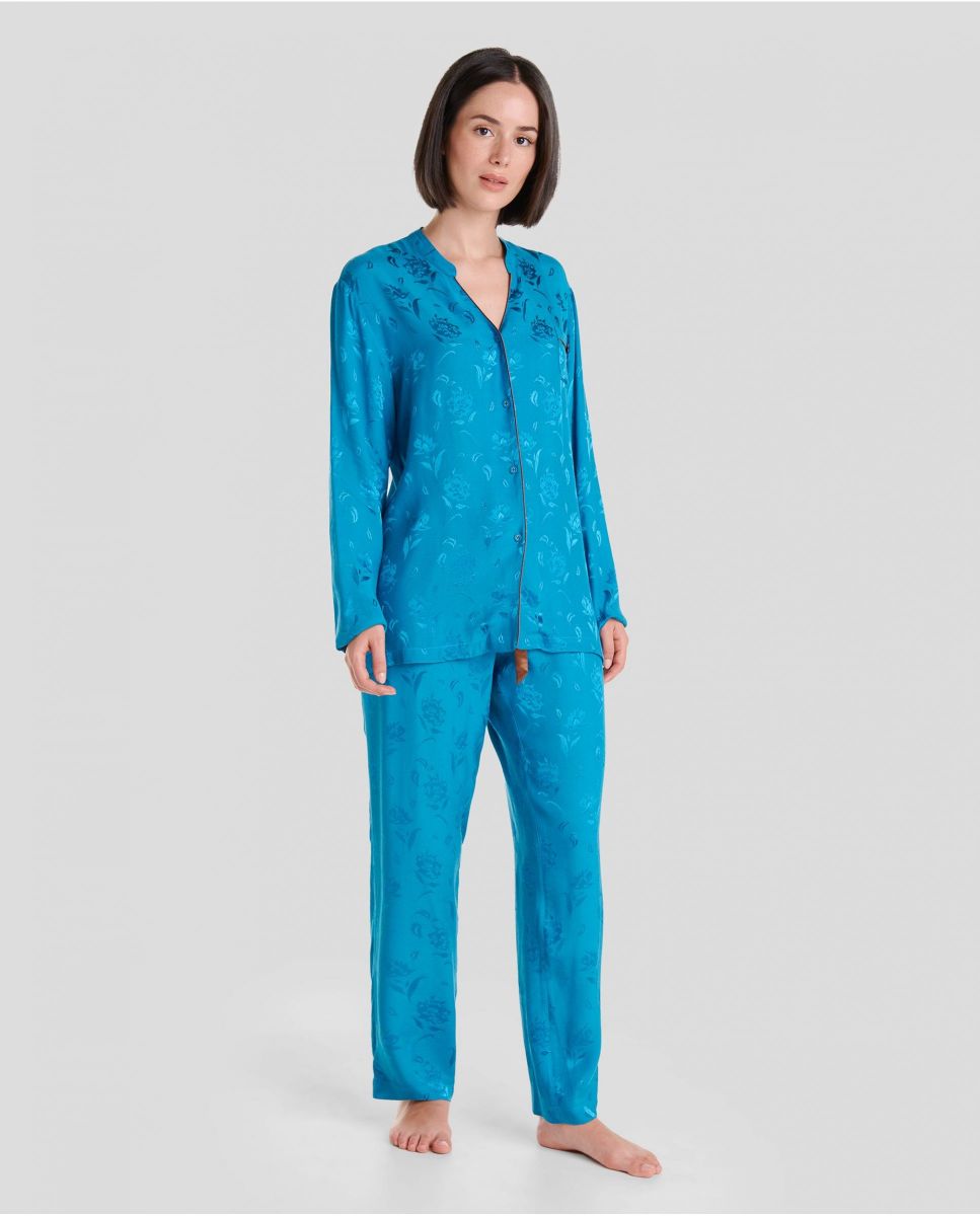 Mujer con pijama largo abierto jacquard azul