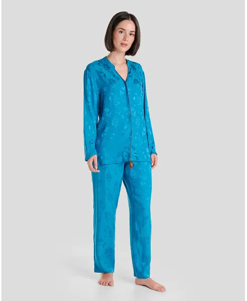 Mujer con pijama largo abierto jacquard azul