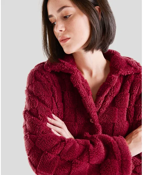 Vista detalle bata de invierno para mujer en jacquard rojo tejido de cuadros