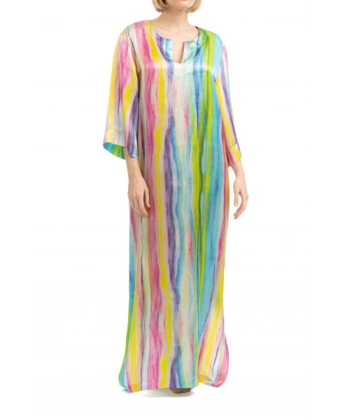 Mujer posa con kaftan de seda largo con aberturas laterales y escote redondo, trazos multicolor