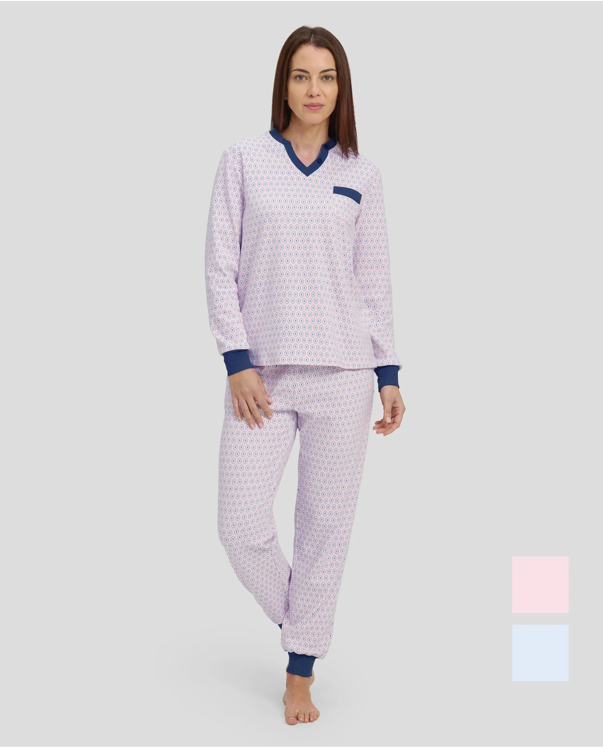 Woman with long winter pyjamas with cuffs and pink oval print