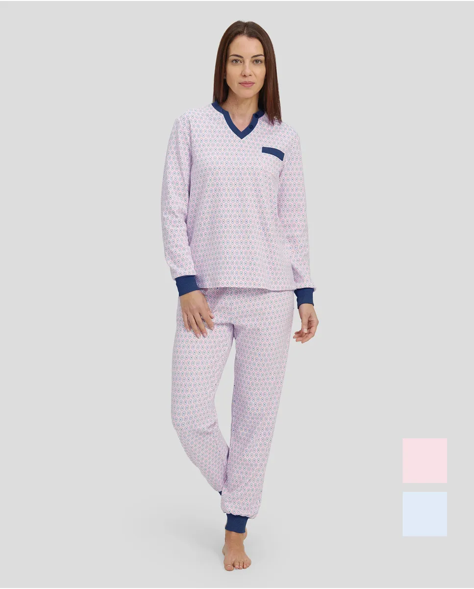 Woman with long winter pyjamas with cuffs and pink oval print