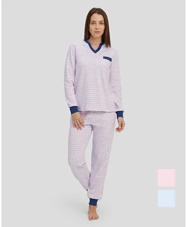 Woman with long winter pyjamas with cuffs and pink oval print