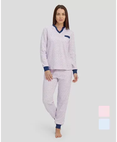 Woman with long winter pyjamas with cuffs and pink oval print