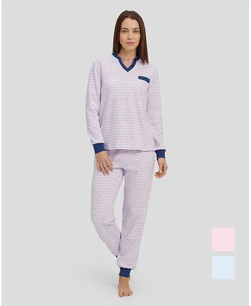 Woman with long winter pyjamas with cuffs and pink oval print